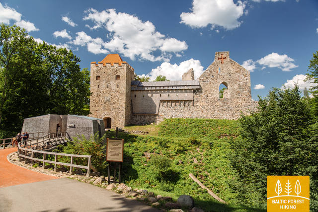 BalticPictureslv-GO-2336_Livonian_castle.jpg
