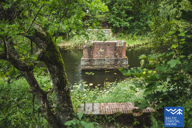 RemainsofoldbridgeinWilhelmcanalRKphoto